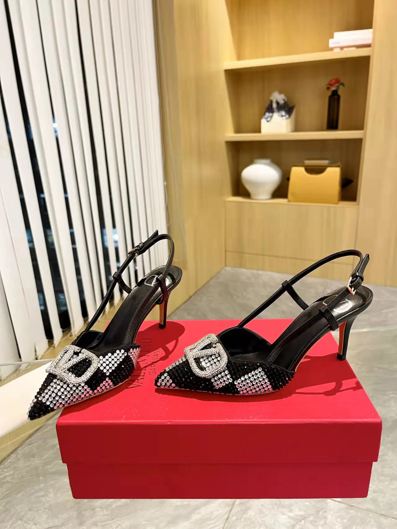 👟👟Ex-factory price 440👟👟 Genuine leather sole + 40 Kloesch diamond buckle Valentino.Valentino big v buckle single shoes ㊙️Latest series of counter genuine version with perfect details. Authentic products are made one to one. All details are consistent with genuine ones. The upper foot is very pedicure type. The key point is that it is very good and easy to control. It does not wear the feet and does not tire the feet. It is a walking artifact. The last shape is completely compared to the counter. The details are perfect. It is impossible to make such an exquisite product without the original version. Exclusive molded brass color. The highest version on the market. Fabric: imported sheepskin, lining and foot pads are all sheepskin. Color: 13 colors available. Sizes (34 to 42). Customized size 34 and 42. Non-returnable and non-exchangeable. Heel height: 7CM. Rubber sole. Genuine leather sole +40